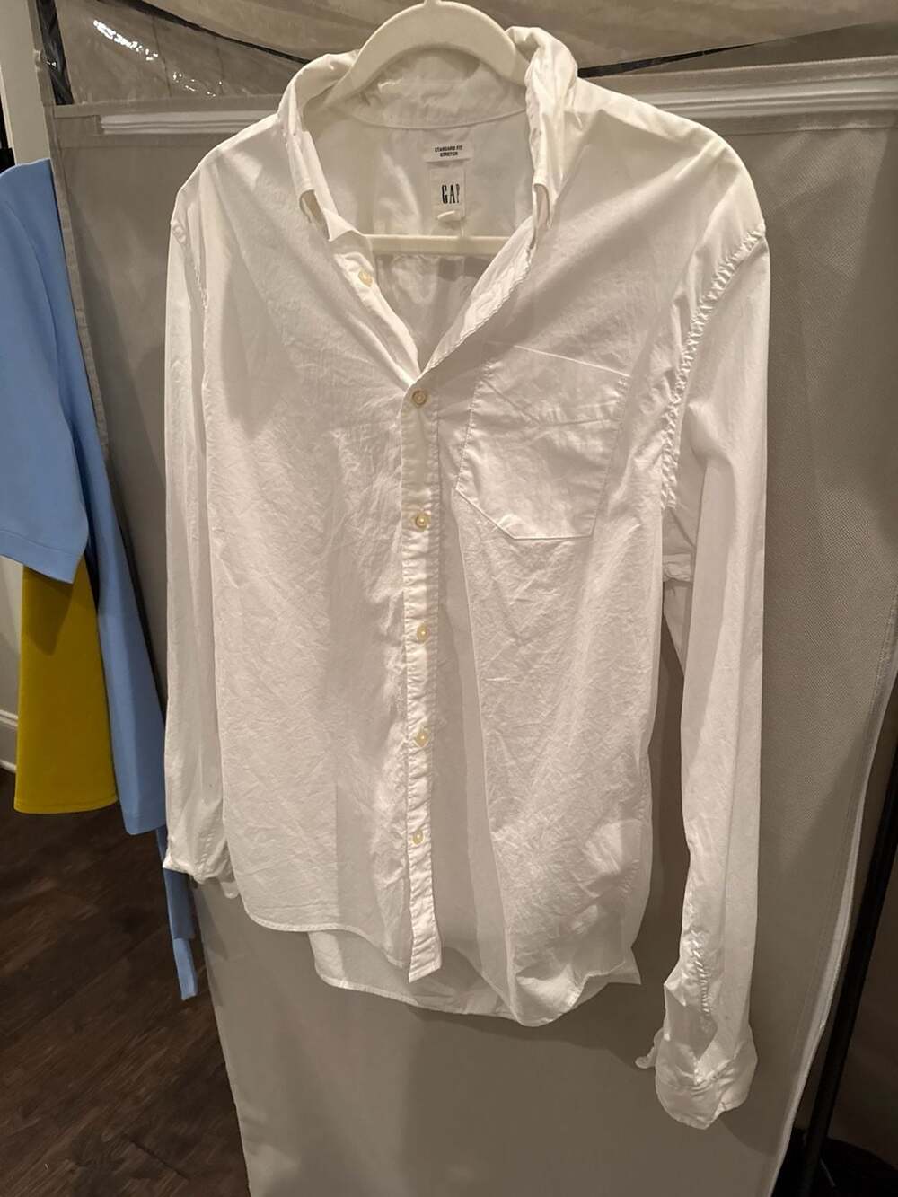 GAP Men's Standard Fit Stretch Poplin Button-Up Shirt